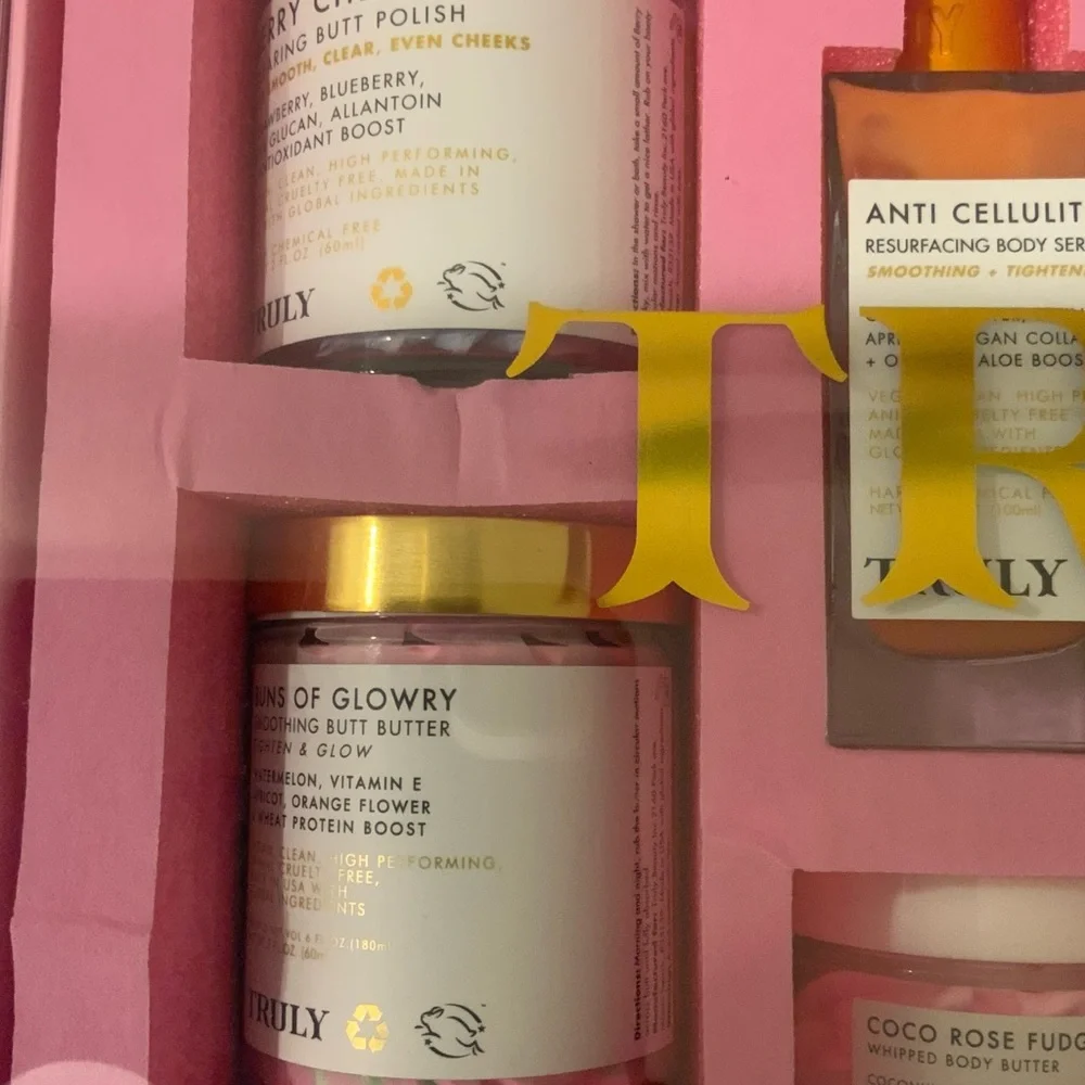 Truly VIP Collection beauty bundle with two free bags - Picture 8 of 11